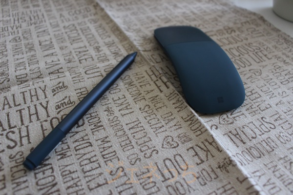 SurfaceLaptopBlueと、一緒に借りたペンとマウスです